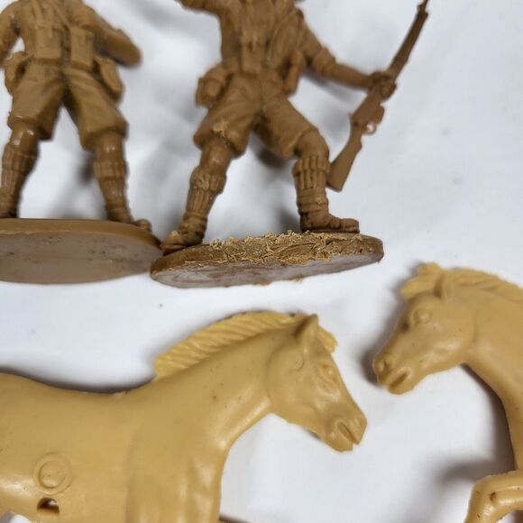 Lot of Plastic Toy Soldiers Knights Horses Cowboys Vintage Weapons & Warriors - Picture 4 of 7